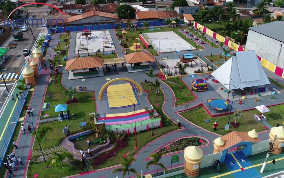 Próximo à Praça das Crianças